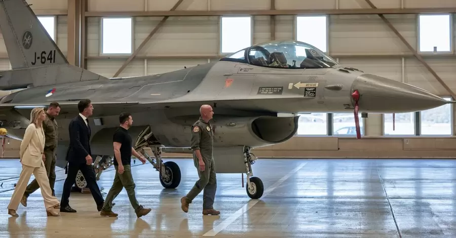 Україна отримала перші винищувачі F-16 після року очікування, - Bloomberg