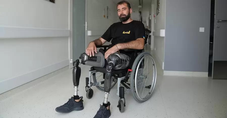 Бійцю, якому ампутували ноги на рівні стегон, у Львові встановили протези з електронними колінами