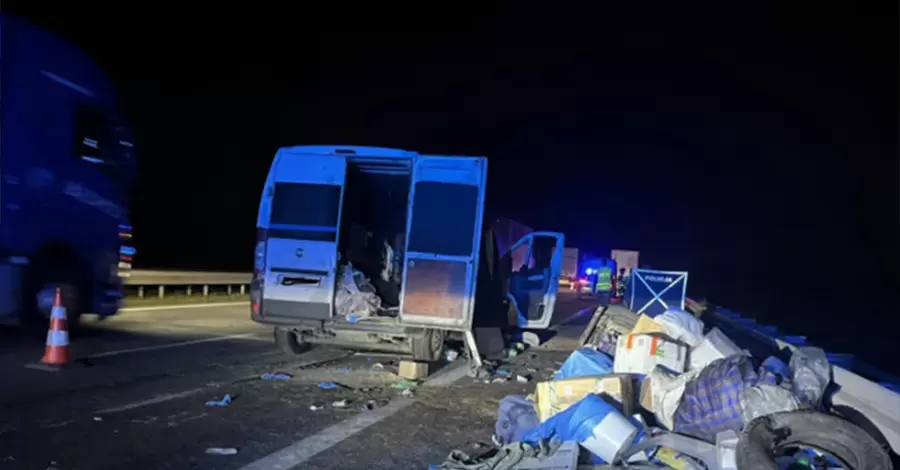 У Польщі мікроавтобус з українцями врізався у вантажівку, є загиблий