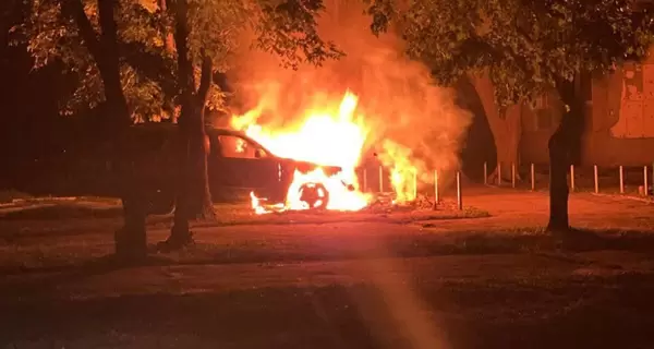  У Харкові затримали двох людей, які, ймовірно, причетні до підпалу військових авто