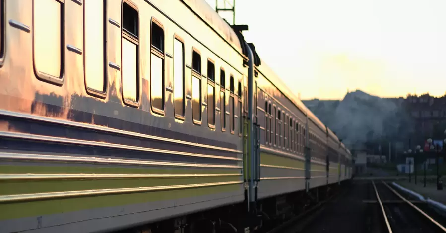 Росіяни вдарили вночі по залізниці на Полтавщині, ряд потягів йдуть з затримкою