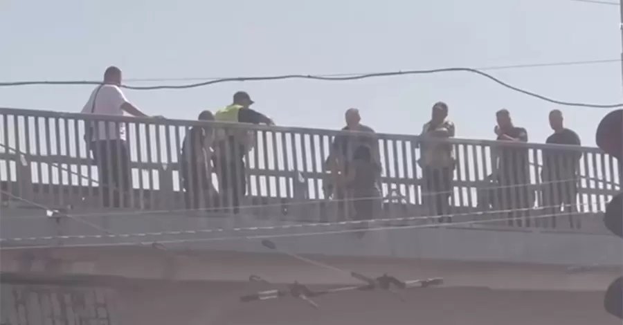 У Києві поліцейські в останню секунду врятували жінку, яка хотіла стрибнути з мосту 
