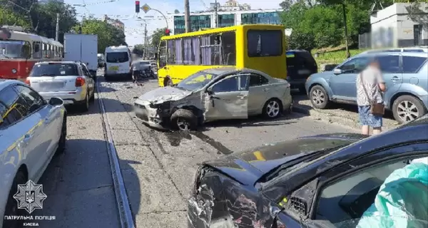 У Києві трамвай без водія зʼїхав з гори та пошкодив близько десяти автомобілів, є постраждалі