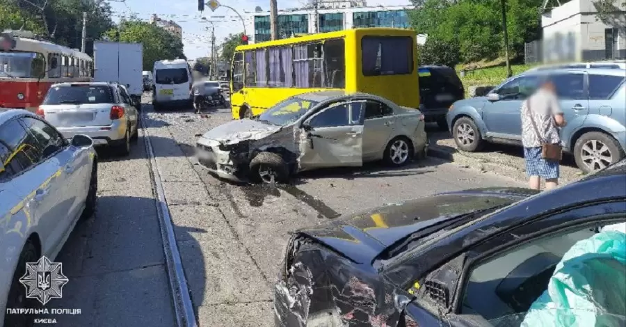 В Киеве трамвай без водителя съехал с горы и повредил около десяти автомобилей, есть пострадавшие