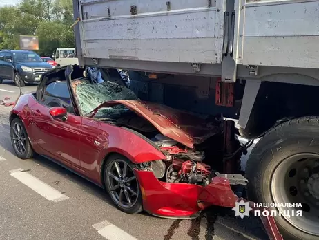 В Києві зіткнулись легкове авто та вантажівка, є загиблий