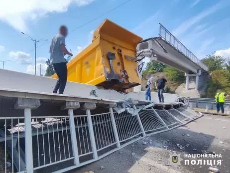 Біля Умані на трасу Київ - Одеса обрушився пішохідний міст