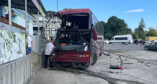 У Хмельницькій області злетів з дороги та в’їхав у будівлю туристичний автобус із дітьми