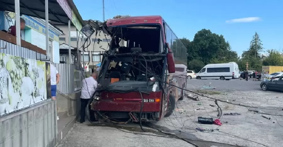 У Хмельницькій області злетів з дороги та в’їхав у будівлю туристичний автобус із дітьми