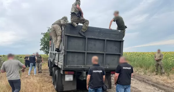 Антирекорд на Одещині - 48 чоловіків намагалися перетнути кордон у кузові вантажівки