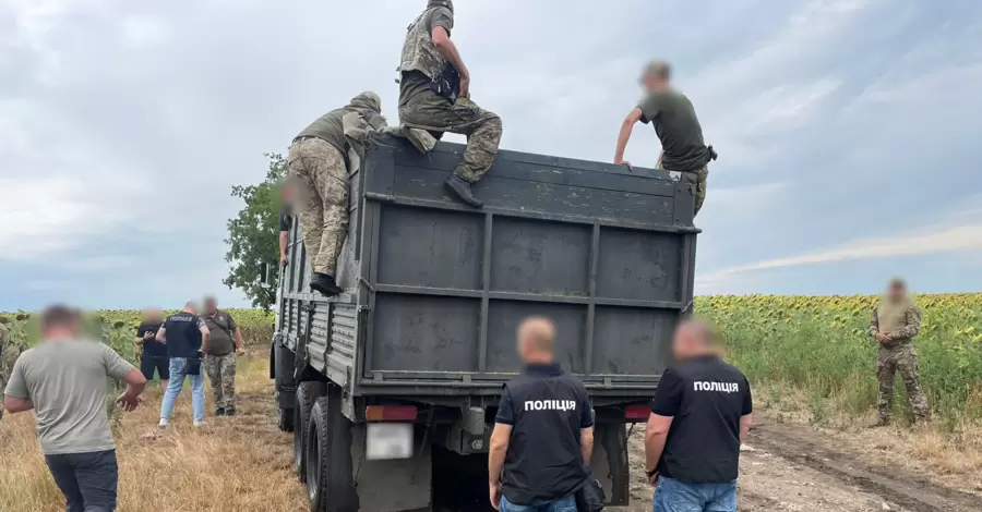 Антирекорд на Одещині - 48 чоловіків намагалися перетнути кордон у кузові вантажівки