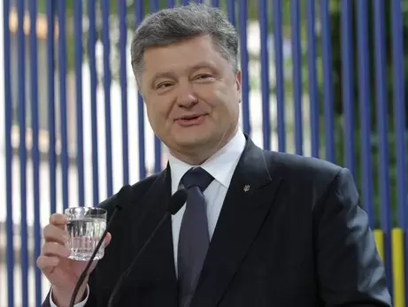 Порошенко вимагає від нардепів «Євросолідарності» відпочивати на курортах Європи «непомітно», – блогер Іванов