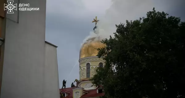 В Одессе молния попала в купол храма, он загорелся