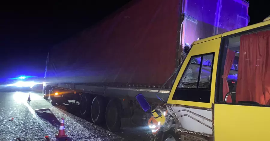 На Львівщині автобус з пасажирами зіткнувся із вантажівкою, є загиблий та травмовані