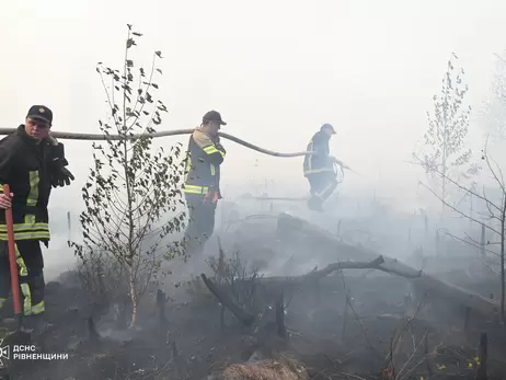 Другу добу рятувальники гасять масштабну лісову пожежу на півночі Рівненщини