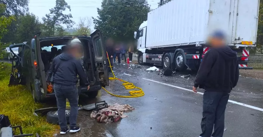 На Прикарпатті зіткнулись вантажівка та легкове авто, є загиблі та постраждалі