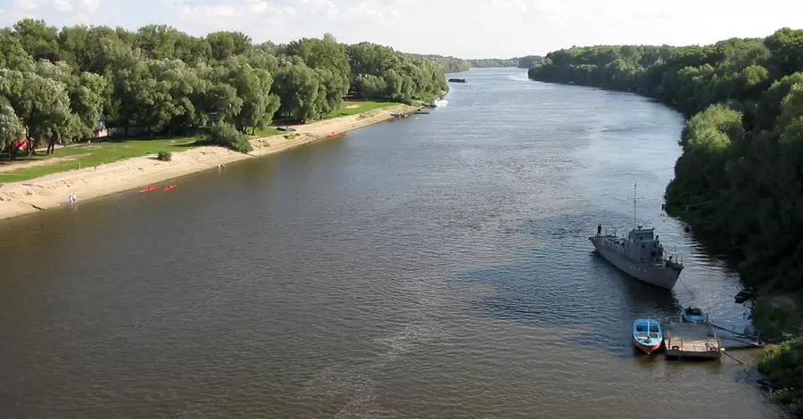 Источником загрязнения рек оказался российский завод, в воду попало около 5,7 тысячи тонн отходов