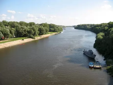 Источником загрязнения рек оказался российский завод, в воду попало около 5,7 тысячи тонн отходов