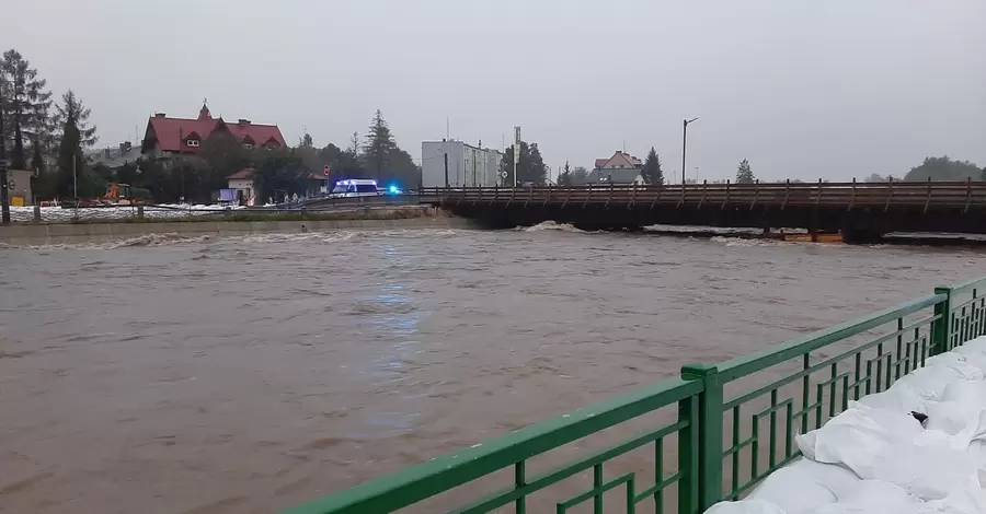 На півдні Польщі почалася евакуація через сильні зливи та повені 