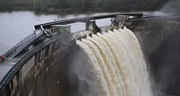 В Европе под воду уходят города, метеорологи и дальше прогнозируют сильные дожди