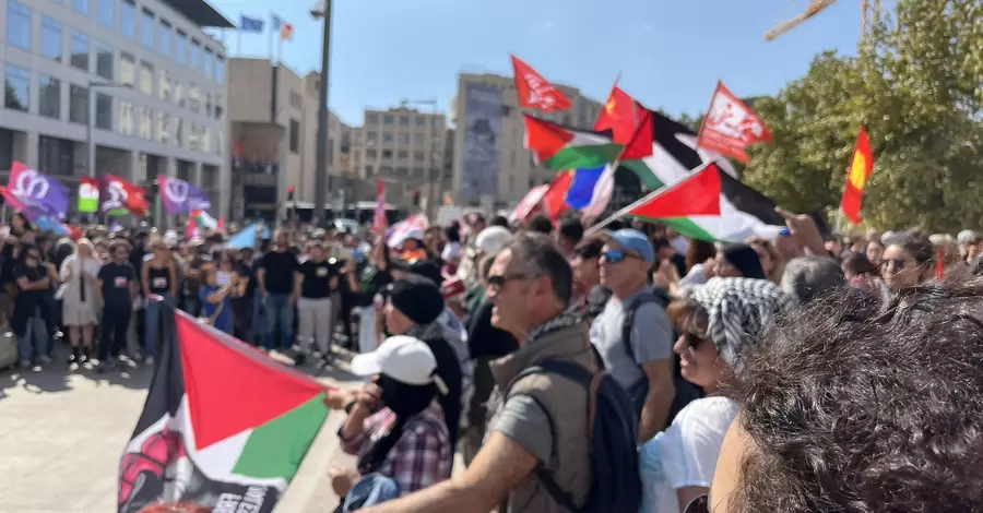 У містах Франції спалахнули масові протести проти Макрона та нового уряду 