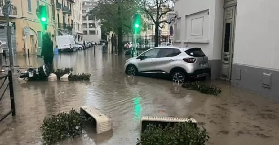 Канны накрыл сильный шторм, большая вода смывает все на своем пути