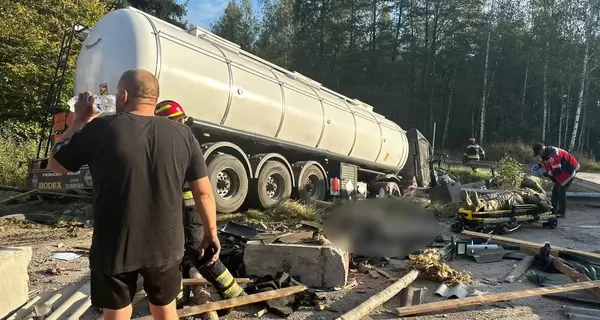 В Ровенской области автоцистерна врезалась в блокпост - погиб полицейский, ранены военный и кинолог