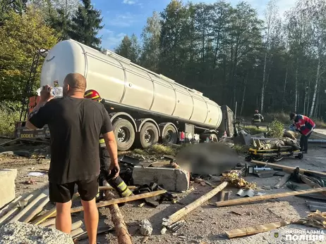 В Ровенской области автоцистерна врезалась в блокпост - погиб полицейский, ранены военный и кинолог