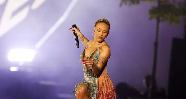 Doja Cat на фестивале Global Citizen выступила в платье от FROLOV и напомнила о войне в Украине