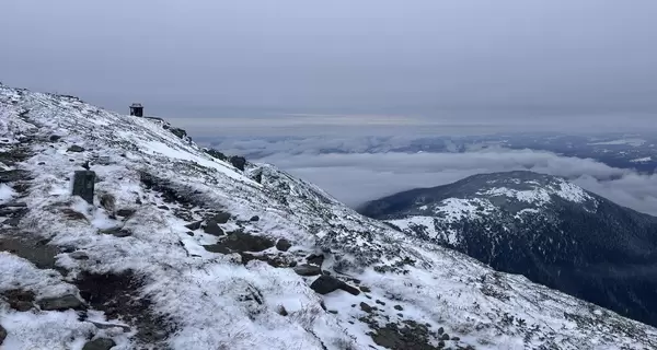 У Карпатах випало 13 сантиметрів снігу, рятувальники показали краєвиди з гір