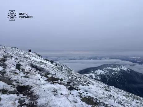 У Карпатах випало 13 сантиметрів снігу, рятувальники показали краєвиди з гір