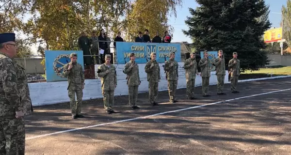 У Міноборони хочуть дозволити 17-річним призовникам ставати на військовий облік онлайн