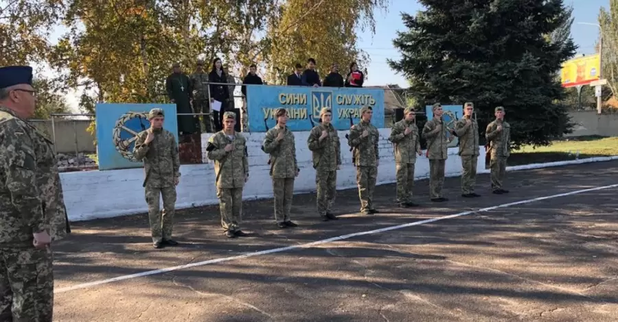 В Минобороны хотят разрешить 17-летним призывникам становиться на военный учет онлайн