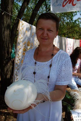 Мастерица из Мелитополя бормашинкой вырезает узоры на страусиных яйцах 