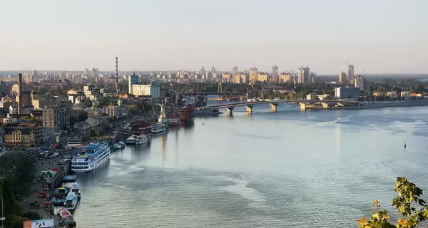 В Киеве по Днепру плавает трехэтажное здание, которое буксируют два катера