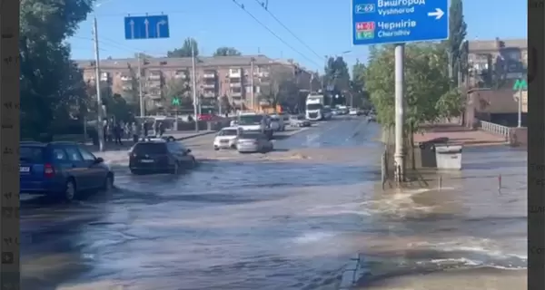 В Киеве затопило улицу возле метро 