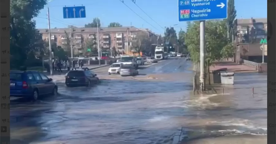 У Києві затопило вулицю біля метро 