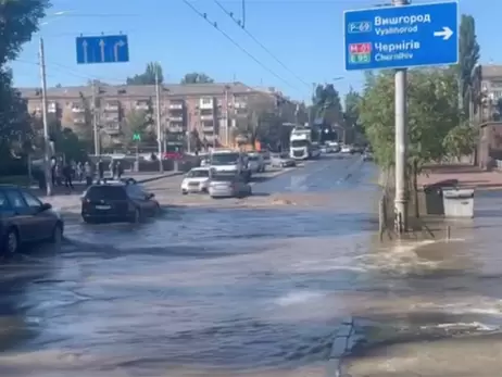 В Киеве затопило улицу возле метро 