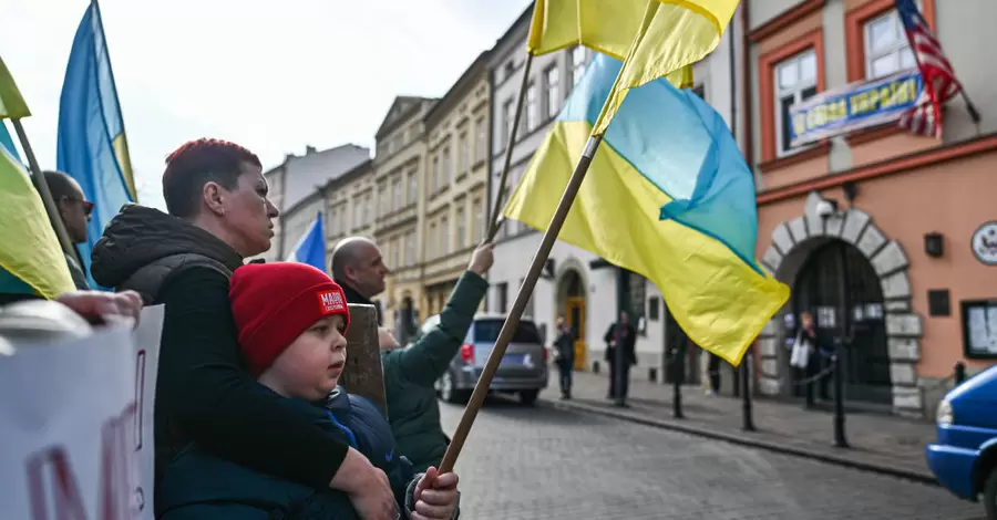 67% поляків вважають, що влада має відправити чоловіків-біженців до України