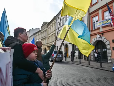 67% поляків вважають, що влада має відправити чоловіків-біженців до України