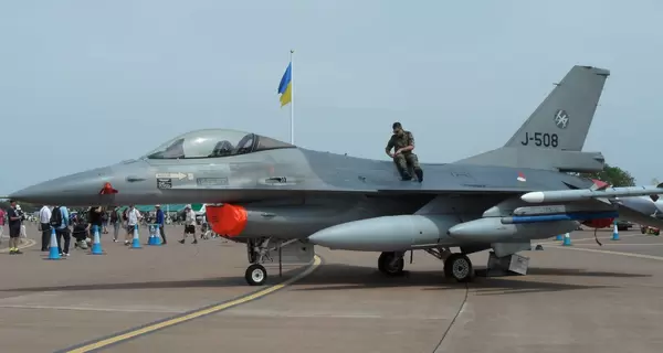 Мог ли украинский F-16 сбить вражеский Су-34 с КАБами? Мнение авиаэксперта