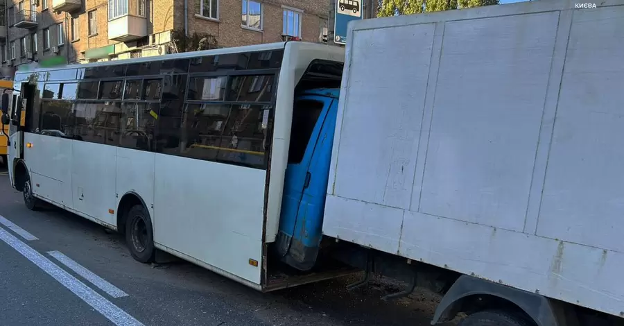 У Києві вантажівка в'їхала в маршрутку - загинула пасажирка, ще п'ятеро людей постраждали