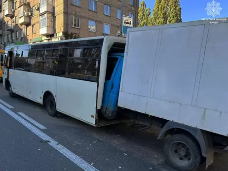 У Києві вантажівка в'їхала в маршрутку - загинула пасажирка, ще п'ятеро людей постраждали