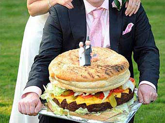 Вместо свадебного торта молодожены сделали гигантский чизбургер ФОТО