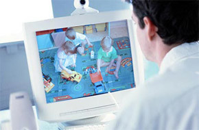 За малышами в детсаду подглядывают веб-камеры 
