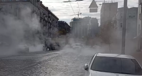 Улицы в центре Киева затопило горячей водой, полиция предупредила об усложненном движении транспорта