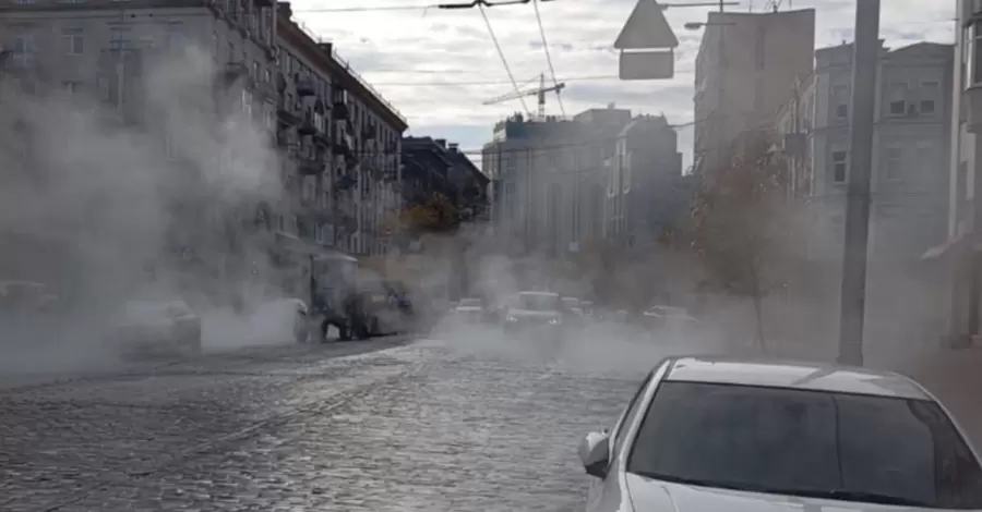 Вулиці у центрі Києва затопило гарячою водою, поліція попередила про ускладнення руху транспорту