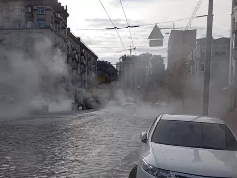 Улицы в центре Киева затопило горячей водой, полиция предупредила об усложненном движении транспорта