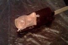 Женщина нашла в мороженом использованный презерватив 