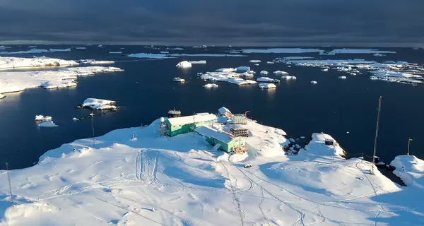 Украинские полярники показали, как в течение дня меняется уровень воды у станции - почти на 2 метра