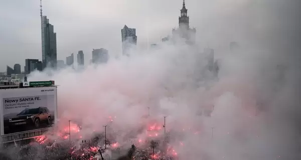 В Варшаве начался Марш независимости - вопреки запрету участники подожгли файеры